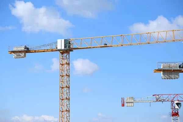 Bau Einer Modernen Wohnanlage Silhouette Von Hubkranen Vor Natürlichem Blauen — Stockfoto