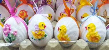 Budapeşte, Macaristan - 09 Şubat 2022: Çiftçi pazarı Budapeşte Macaristan 'da satılık renkli dekoratif el yapımı paskalya yumurtaları grubu