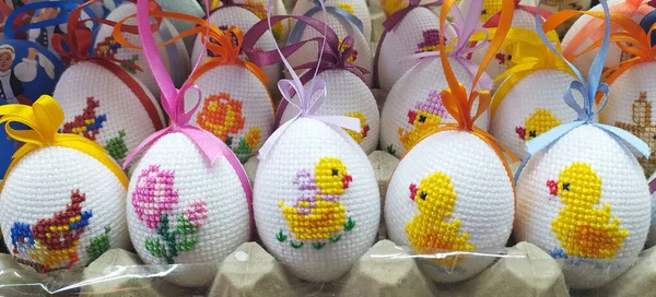 Budapeşte, Macaristan - 09 Şubat 2022: Çiftçi pazarı Budapeşte Macaristan 'da satılık renkli dekoratif el yapımı paskalya yumurtaları grubu