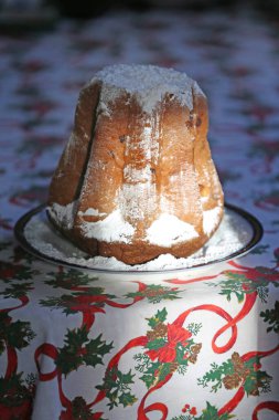 Geleneksel İtalyan panettone tatlısı Noel için. Ev yapımı panettone güzel bir Noel masa örtüsü üzerine yakın plan. Tatlı olarak servis edilen tatlı ekmek.