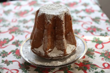 Geleneksel İtalyan panettone tatlısı Noel için. Ev yapımı panettone güzel bir Noel masa örtüsü üzerine yakın plan. Tatlı olarak servis edilen tatlı ekmek.