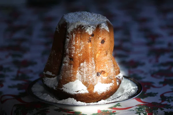 クリスマスのための伝統的なイタリアのパネトーネデザート 美しいクリスマスのテーブルクロスに自家製のパネトーネが閉じます テーブルの上でデザートとして出される甘いパン — ストック写真