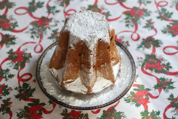 传统的意大利煎饼甜点为圣诞节 在漂亮的圣诞桌布上 自制的镶嵌画特写特写 甜面包作为餐桌上的甜点 — 图库照片