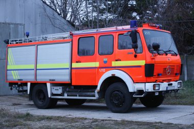 Budapeşte, Macaristan - 21 Kasım 2020: Gönüllü tugay itfaiye aracı deponun önünde konuşlanmaya hazır 