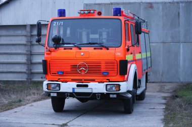 Budapeşte, Macaristan - 21 Kasım 2020: Gönüllü tugay itfaiye aracı deponun önünde konuşlanmaya hazır 