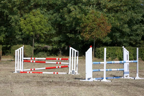 Mostrar Polos Salto Obstáculos Barreras Esperando Los Jinetes Entrenamiento Salto —  Fotos de Stock