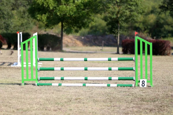 ジャンプポールの障害物 障壁を示し ジャンプトレーニングを示すライダーを待っています 夏の屋外障害物コース — ストック写真