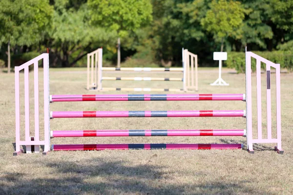 Springstangen Hindernisse Barrieren Warten Auf Die Reiter Beim Springtraining Hindernisparcours — Stockfoto