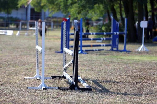 Mostrar Obstáculos Pólos Salto Barreiras Espera Pilotos Show Jumping Treinamento — Fotografia de Stock