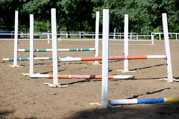 Zobrazit Skákací Tyče Překážky Bariéry Čekání Jezdce Show Jumping Trénink — Stock fotografie