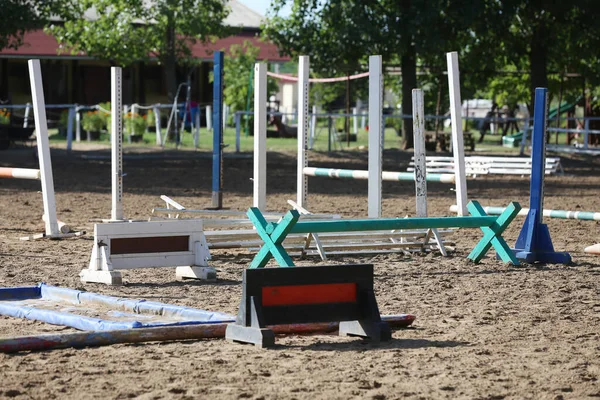 Mostrar Obstáculos Pólos Salto Barreiras Espera Pilotos Show Jumping Treinamento — Fotografia de Stock