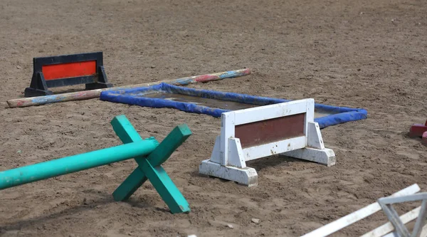 Mostrar Polos Salto Obstáculos Barreras Esperando Los Jinetes Entrenamiento Salto Imagen De Stock