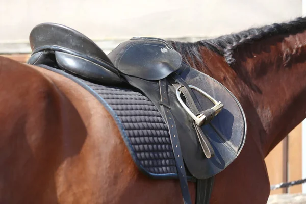 スポーツ馬の鞍を閉じます 馬のトレーニングのための準備ができて品質の古典的なレザーサドル 乗馬スポーツの背景屋外 — ストック写真