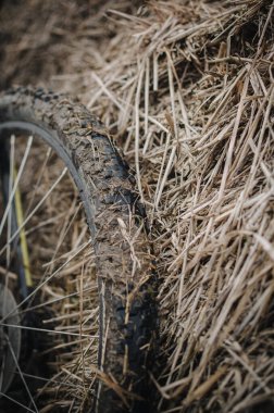 Saman ve bataklıkta kirli bisiklet tekerleği