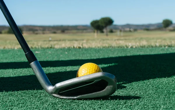 Golfschläger Und Gelber Ball Auf Einem Golfplatz — Stockfoto