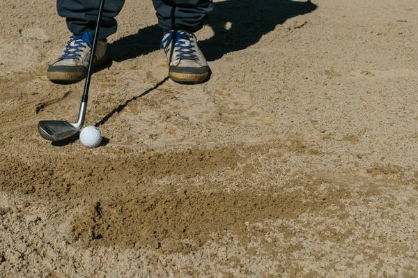 Golfloch Und Ball Auf Grünem Gras — Stockfoto