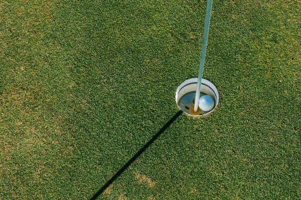 Golfloch Und Ball Auf Grünem Gras — Stockfoto