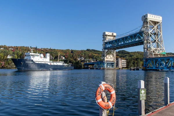 Portage Kanal Kaldırma Köprüsü & Gemi - Houghton, Michigan - Eylül 2021