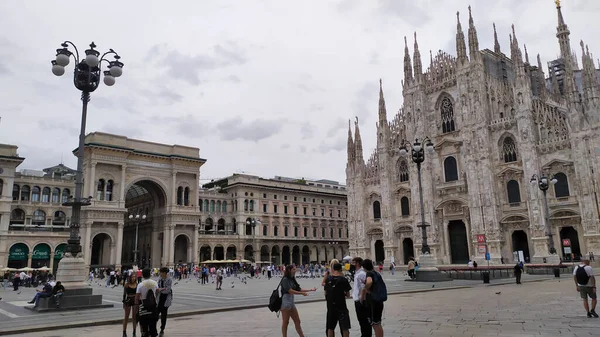 Uitzicht op het Duomo plein, Galeria Vitorio Emanuele II en de Duomo van Milano — Stockfoto