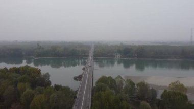 Po nehri üzerindeki Viadana Boretto köprüsünün havadan görüntüsü, İtalya