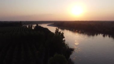 Po Nehri İtalya 'da günbatımının hava aracı görüntüsü