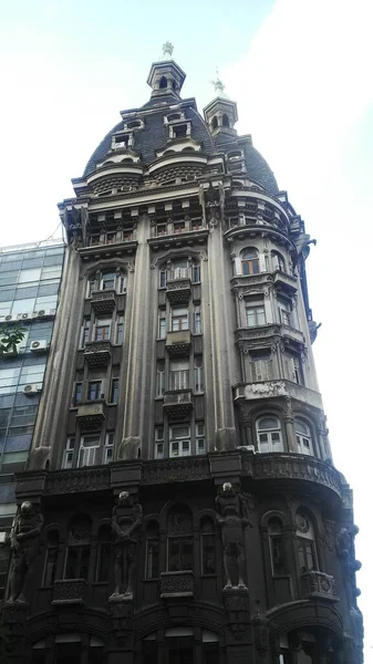 在阿根廷布宜诺斯艾利斯Belgrano和Peru大道上以德国现代风格看待Otto Wulff大楼 — 图库照片