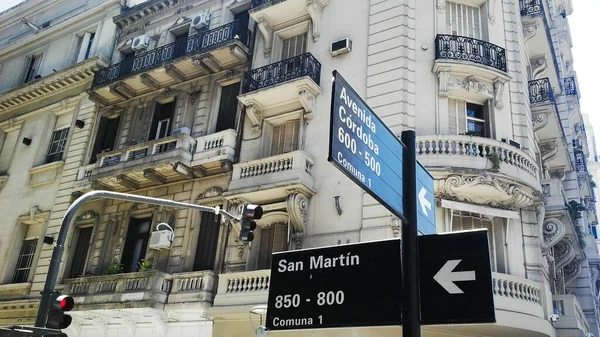 Blick auf ein neoklassizistisches Gebäude an der Avenida Cordoba und San Martin, Buenos Aires, Argentinien — Stockfoto