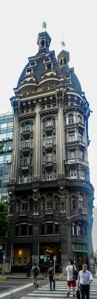 Blick auf das Otto-Wulff-Gebäude im deutschen modenistischen Stil, auf den Alleen Belgrano und Peru, Buenos Aires, Argentinien — Stockfoto