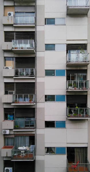 Vista da fachada plana modernista do edifício residencial. Buenos Aires, Argentina — Fotografia de Stock