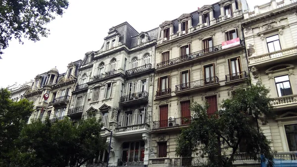 Blick auf Wohnungsfassaden im französischen neoklassischen Stil, Buenos Aires, Argentinien — Stockfoto