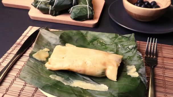 Hallaca Στο Τραπέζι Παραδοσιακό Πιάτο Των Χριστουγέννων Της Βενεζουέλας — Αρχείο Βίντεο