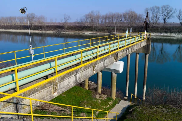 Vista do tanque de armazenamento e tubos da indústria química, Itália — Fotografia de Stock