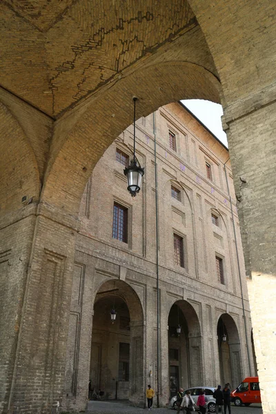 Arco do Palácio della Pilota na cidade de Parma, Itália — Fotografia de Stock