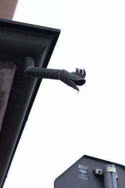 Tipik İtalyan yağmur suyu kanalı metalden yapılmış bir heykel şeklinde boşalıyor.