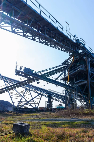 Kum işleme makinesinin görüntüsü. Kum endüstrisi, İtalya