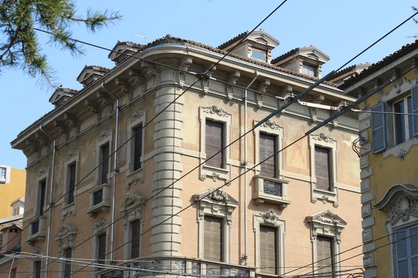Perspektivischer Blick auf die Gebäude der Stadt Parma, Italien — Stockfoto