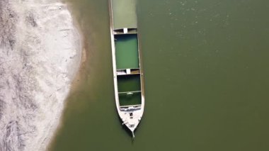 İkinci Dünya Savaşı 'nın batmış gemileri Po, Gualtieri, İtalya nehrinde