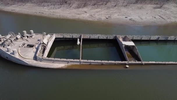 Sunken ships of the second world war in the river Po, Gualtieri, Italy — Stok Video