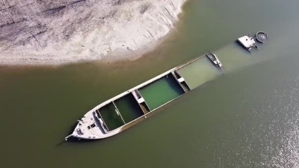 Barcos hundidos de la Segunda Guerra Mundial en el río Po, Gualtieri, Italia — Vídeos de Stock