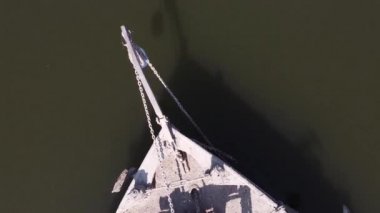 İkinci Dünya Savaşı 'nın batmış gemileri Po, Gualtieri, İtalya nehrinde. Yüksek kaliteli FullHD görüntüler