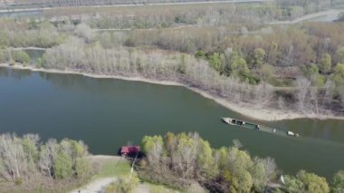 İkinci Dünya Savaşı 'nın batmış gemileri Po, Gualtieri, İtalya nehrinde. Yüksek kaliteli FullHD görüntüler