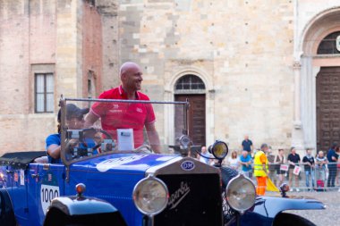 Parma, Italiy - 06, 18, 2022: Klasik araba yarışı Mille Miglie 2022, editör fotoğrafı