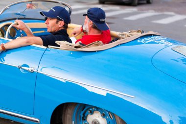 Parma, Italiy - 06, 18, 2022: Klasik araba yarışı Mille Miglie 2022, editör fotoğrafı