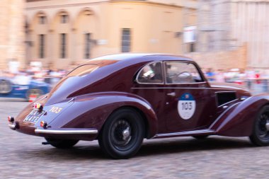 Parma, Italiy - 06, 18, 2022: Klasik araba yarışı Mille Miglie 2022, editör fotoğrafı