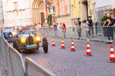Parma, Italiy - 06, 18, 2022: Klasik araba yarışı Mille Miglie 2022, editör fotoğrafı