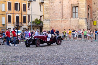 Parma, Italiy - 06, 18, 2022: Klasik araba yarışı Mille Miglie 2022, editör fotoğrafı