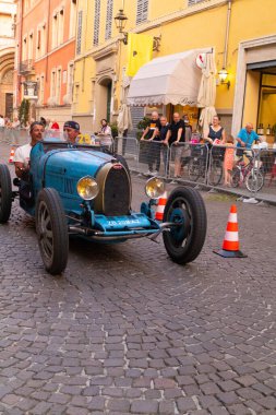 Parma, Italiy - 06, 18, 2022: Klasik araba yarışı Mille Miglie 2022, editör fotoğrafı
