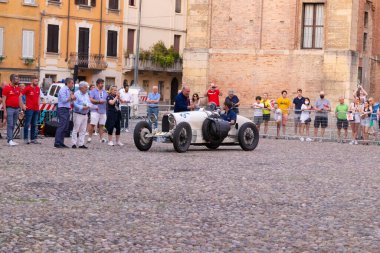 Parma, Italiy - 06, 18, 2022: Klasik araba yarışı Mille Miglie 2022, editör fotoğrafı
