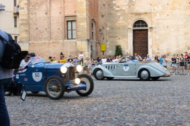 Parma, Italiy - 06, 18, 2022: Klasik araba yarışı Mille Miglie 2022, editör fotoğrafı
