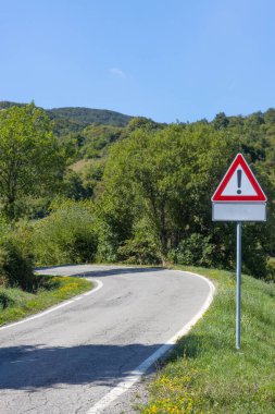 Uyarı işareti olan dağ yolu, Parma, İtalya 'daki Toscano Emiliano Parkı. Yüksek kalite fotoğraf